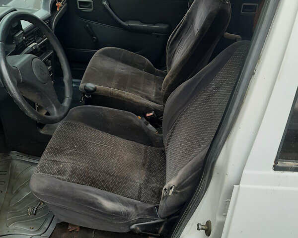 Белый Опель Кадет, объемом двигателя 1.7 л и пробегом 250 тыс. км за 1250 $, фото 5 на Automoto.ua