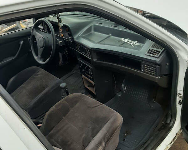 Белый Опель Кадет, объемом двигателя 1.7 л и пробегом 250 тыс. км за 1250 $, фото 3 на Automoto.ua