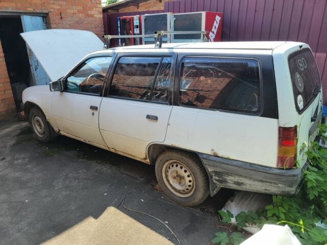 Белый Опель Кадет, объемом двигателя 1.6 л и пробегом 200 тыс. км за 700 $, фото 2 на Automoto.ua