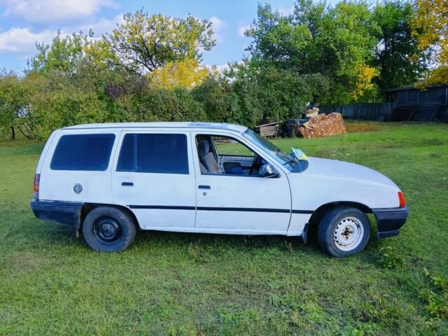 Белый Опель Кадет, объемом двигателя 1.6 л и пробегом 372 тыс. км за 1000 $, фото 1 на Automoto.ua