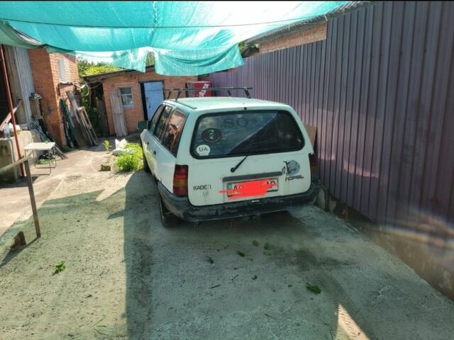 Белый Опель Кадет, объемом двигателя 1.6 л и пробегом 200 тыс. км за 700 $, фото 4 на Automoto.ua