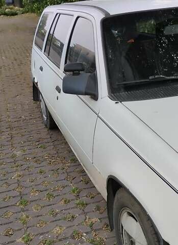 Белый Опель Кадет, объемом двигателя 1.3 л и пробегом 300 тыс. км за 1300 $, фото 3 на Automoto.ua