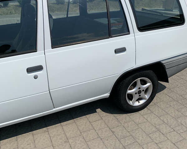Белый Опель Кадет, объемом двигателя 1.6 л и пробегом 300 тыс. км за 1200 $, фото 3 на Automoto.ua