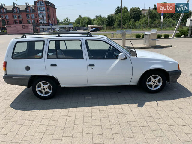 Белый Опель Кадет, объемом двигателя 1.6 л и пробегом 300 тыс. км за 1200 $, фото 11 на Automoto.ua
