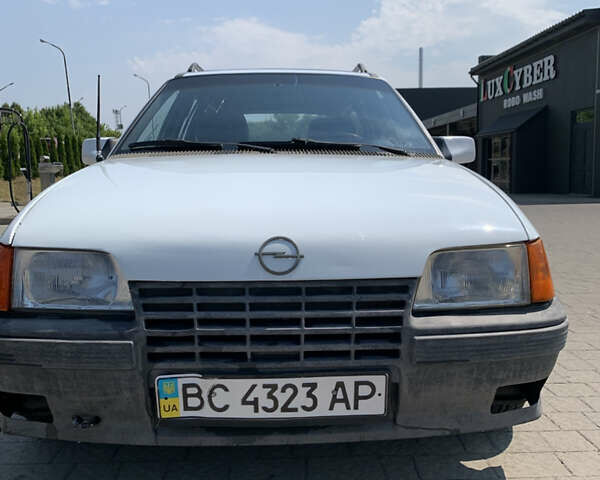 Белый Опель Кадет, объемом двигателя 1.6 л и пробегом 300 тыс. км за 1200 $, фото 13 на Automoto.ua