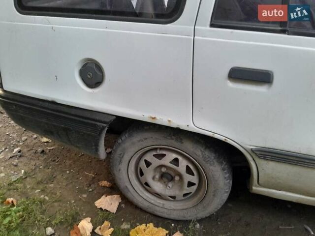 Белый Опель Кадет, объемом двигателя 1.6 л и пробегом 160 тыс. км за 800 $, фото 5 на Automoto.ua