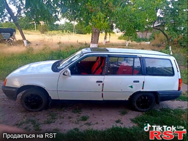 Белый Опель Кадет, объемом двигателя 1.3 л и пробегом 108 тыс. км за 710 $, фото 4 на Automoto.ua