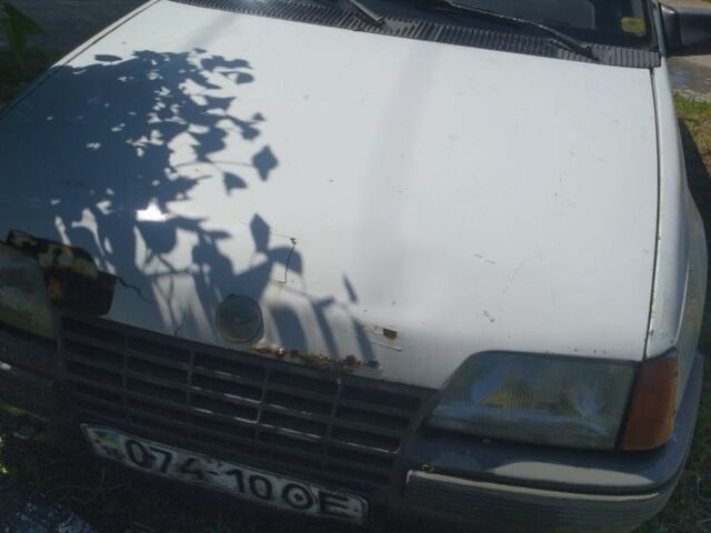 Белый Опель Кадет, объемом двигателя 1.3 л и пробегом 500 тыс. км за 300 $, фото 3 на Automoto.ua