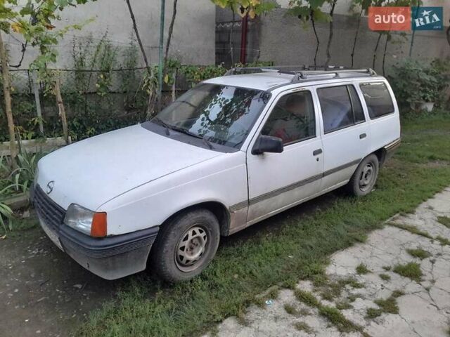 Белый Опель Кадет, объемом двигателя 1.6 л и пробегом 160 тыс. км за 800 $, фото 4 на Automoto.ua