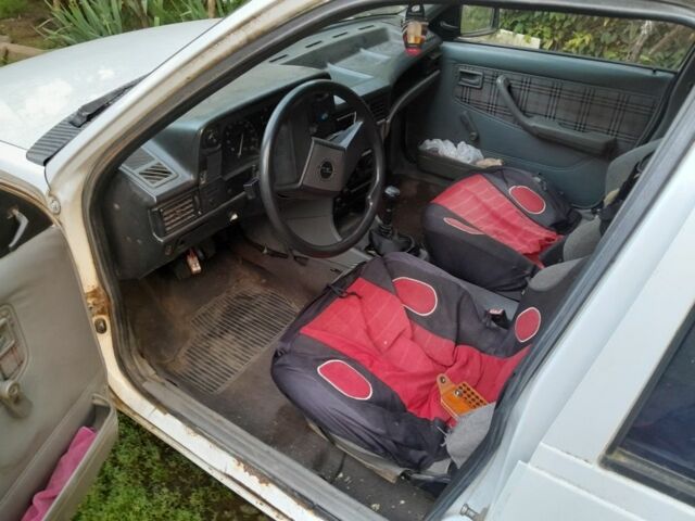 Белый Опель Кадет, объемом двигателя 0 л и пробегом 140 тыс. км за 800 $, фото 5 на Automoto.ua