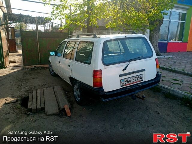 Белый Опель Кадет, объемом двигателя 1.6 л и пробегом 200 тыс. км за 600 $, фото 1 на Automoto.ua