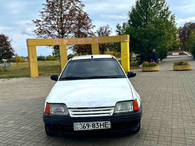Белый Опель Кадет, объемом двигателя 1.7 л и пробегом 132 тыс. км за 600 $, фото 2 на Automoto.ua