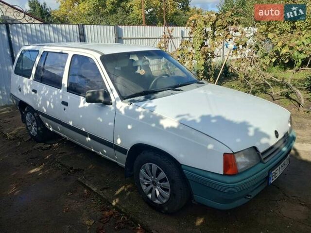 Белый Опель Кадет, объемом двигателя 1.6 л и пробегом 180 тыс. км за 1700 $, фото 3 на Automoto.ua