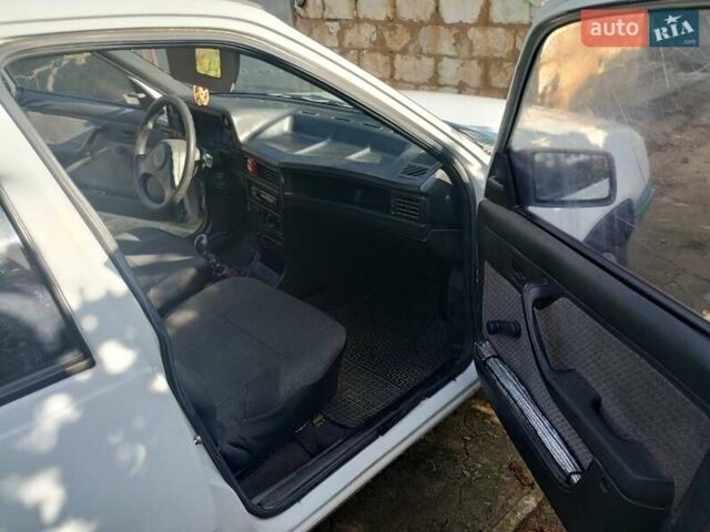 Белый Опель Кадет, объемом двигателя 1.6 л и пробегом 180 тыс. км за 1700 $, фото 4 на Automoto.ua