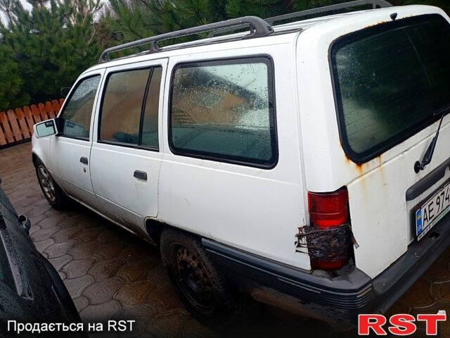 Белый Опель Кадет, объемом двигателя 1.4 л и пробегом 300 тыс. км за 600 $, фото 2 на Automoto.ua