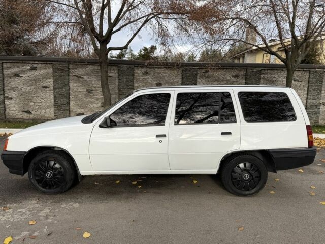 Белый Опель Кадет, объемом двигателя 1.7 л и пробегом 120 тыс. км за 1200 $, фото 6 на Automoto.ua