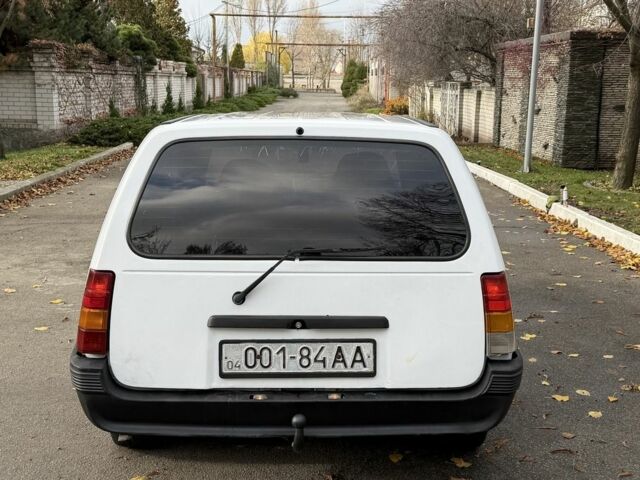 Белый Опель Кадет, объемом двигателя 1.7 л и пробегом 120 тыс. км за 1200 $, фото 4 на Automoto.ua