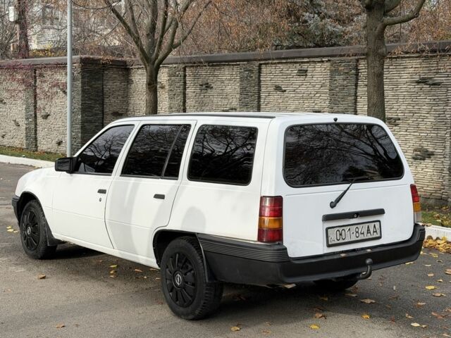 Белый Опель Кадет, объемом двигателя 1.7 л и пробегом 120 тыс. км за 1200 $, фото 5 на Automoto.ua
