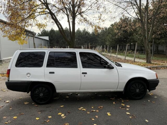 Белый Опель Кадет, объемом двигателя 1.7 л и пробегом 120 тыс. км за 1200 $, фото 7 на Automoto.ua