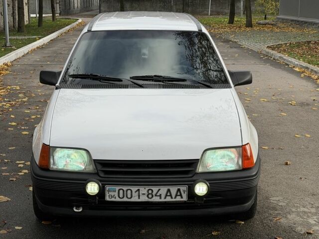 Белый Опель Кадет, объемом двигателя 1.7 л и пробегом 120 тыс. км за 1200 $, фото 1 на Automoto.ua