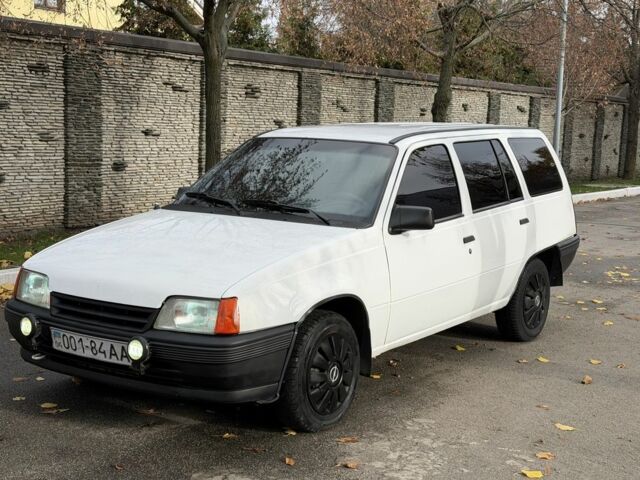 Белый Опель Кадет, объемом двигателя 1.7 л и пробегом 120 тыс. км за 1200 $, фото 2 на Automoto.ua