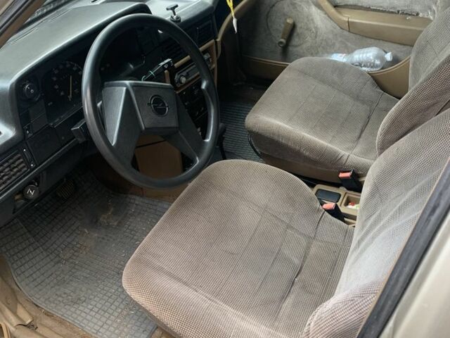 Бежевый Опель Кадет, объемом двигателя 0 л и пробегом 200 тыс. км за 1000 $, фото 3 на Automoto.ua