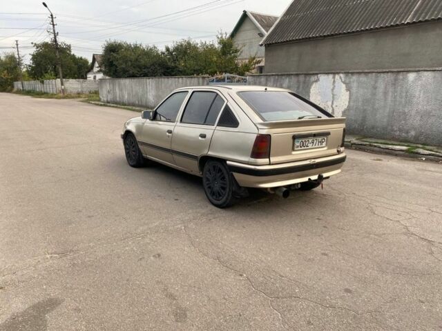 Бежевый Опель Кадет, объемом двигателя 2 л и пробегом 235 тыс. км за 800 $, фото 4 на Automoto.ua