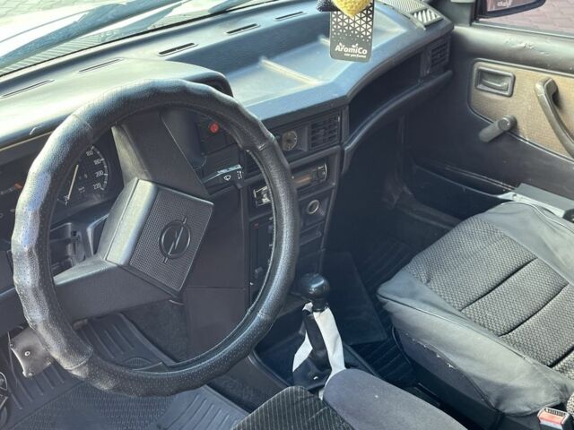 Бежевый Опель Кадет, объемом двигателя 1.6 л и пробегом 300 тыс. км за 999 $, фото 1 на Automoto.ua