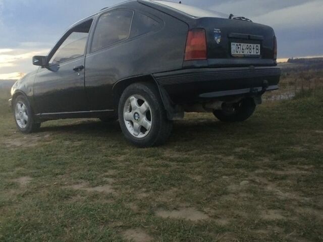 Черный Опель Кадет, объемом двигателя 1.3 л и пробегом 200 тыс. км за 1100 $, фото 4 на Automoto.ua