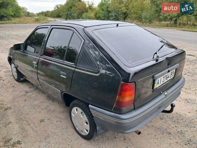 Черный Опель Кадет, объемом двигателя 1.8 л и пробегом 100 тыс. км за 1200 $, фото 4 на Automoto.ua