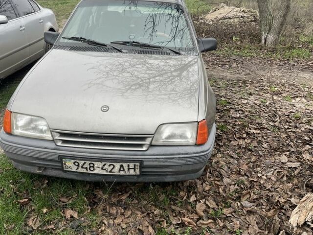 Коричневый Опель Кадет, объемом двигателя 1.6 л и пробегом 200 тыс. км за 355 $, фото 1 на Automoto.ua