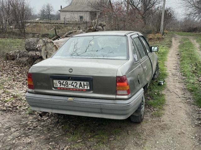 Коричневый Опель Кадет, объемом двигателя 1.6 л и пробегом 200 тыс. км за 355 $, фото 2 на Automoto.ua