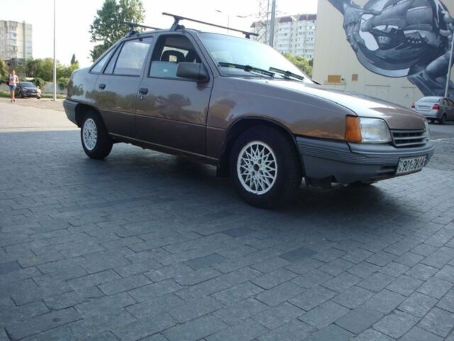 Коричневый Опель Кадет, объемом двигателя 1.3 л и пробегом 200 тыс. км за 700 $, фото 4 на Automoto.ua