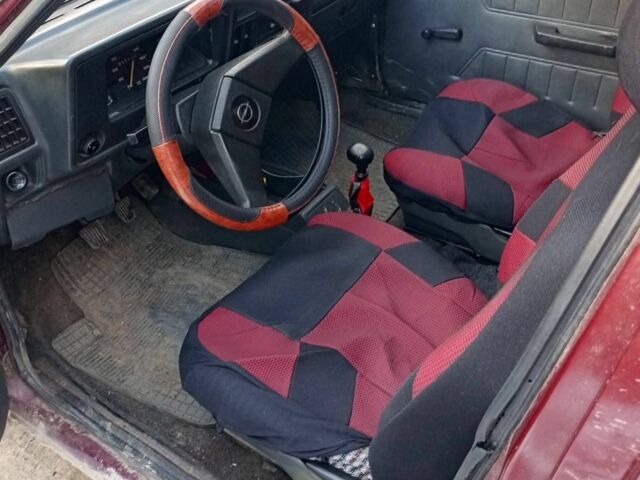 Красный Опель Кадет, объемом двигателя 1.6 л и пробегом 999 тыс. км за 1000 $, фото 2 на Automoto.ua