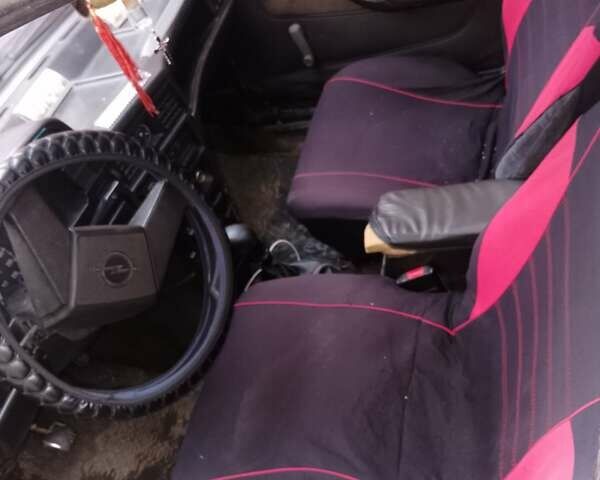 Красный Опель Кадет, объемом двигателя 1.3 л и пробегом 300 тыс. км за 400 $, фото 3 на Automoto.ua