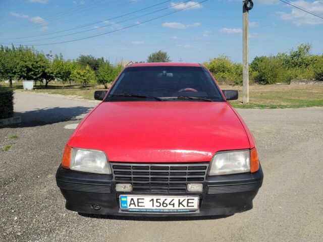 Красный Опель Кадет, объемом двигателя 1.6 л и пробегом 220 тыс. км за 800 $, фото 1 на Automoto.ua