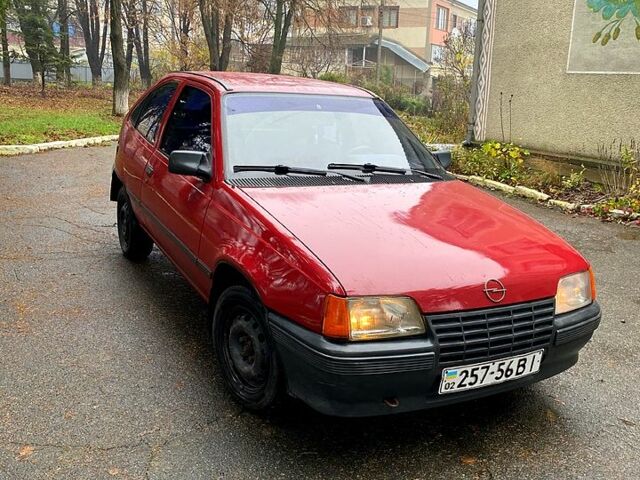 Красный Опель Кадет, объемом двигателя 1.6 л и пробегом 300 тыс. км за 1350 $, фото 4 на Automoto.ua
