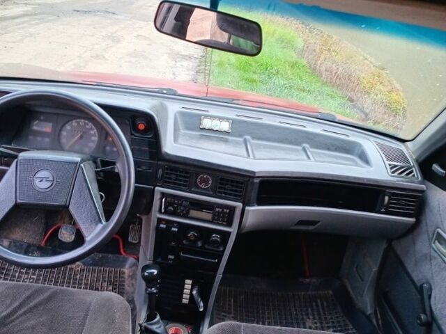 Червоний Опель Кадет, об'ємом двигуна 1.6 л та пробігом 150 тис. км за 1300 $, фото 1 на Automoto.ua