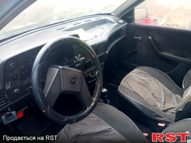 Красный Опель Кадет, объемом двигателя 1.3 л и пробегом 350 тыс. км за 600 $, фото 3 на Automoto.ua