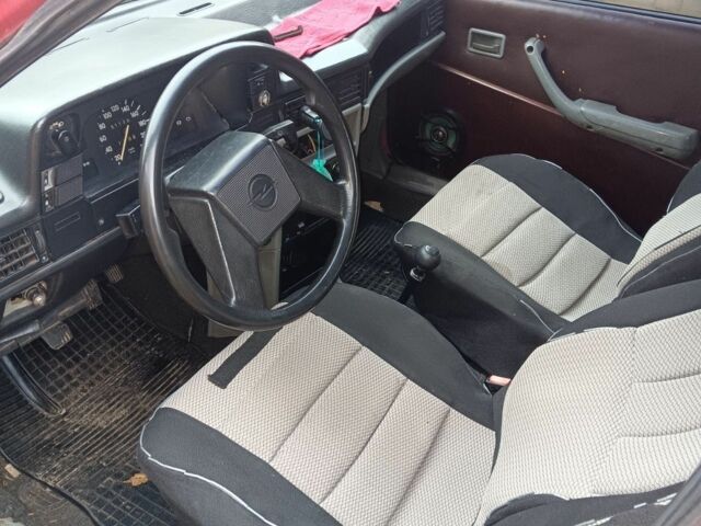 Красный Опель Кадет, объемом двигателя 1.3 л и пробегом 200 тыс. км за 994 $, фото 5 на Automoto.ua