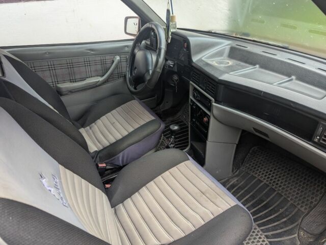 Красный Опель Кадет, объемом двигателя 1.3 л и пробегом 600 тыс. км за 550 $, фото 3 на Automoto.ua