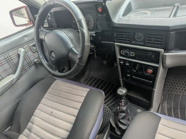 Красный Опель Кадет, объемом двигателя 1.3 л и пробегом 600 тыс. км за 550 $, фото 2 на Automoto.ua