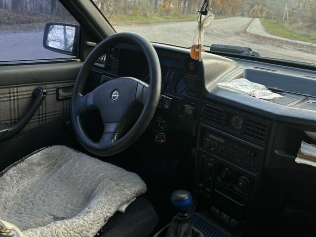 Красный Опель Кадет, объемом двигателя 1.4 л и пробегом 111 тыс. км за 836 $, фото 4 на Automoto.ua