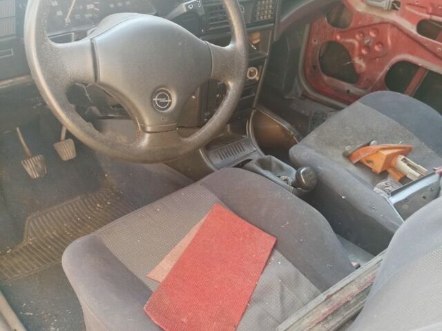 Красный Опель Кадет, объемом двигателя 1.8 л и пробегом 300 тыс. км за 418 $, фото 6 на Automoto.ua