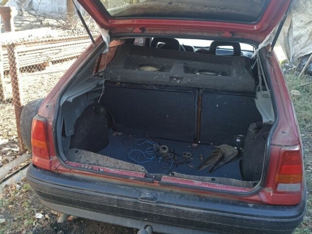 Красный Опель Кадет, объемом двигателя 1.8 л и пробегом 300 тыс. км за 418 $, фото 1 на Automoto.ua