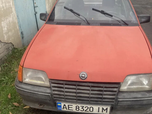 Красный Опель Кадет, объемом двигателя 1.3 л и пробегом 400 тыс. км за 716 $, фото 3 на Automoto.ua