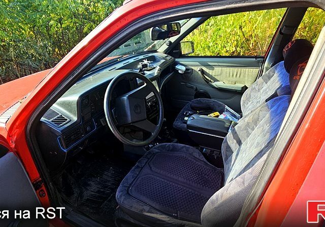 Красный Опель Кадет, объемом двигателя 1.3 л и пробегом 300 тыс. км за 1190 $, фото 2 на Automoto.ua