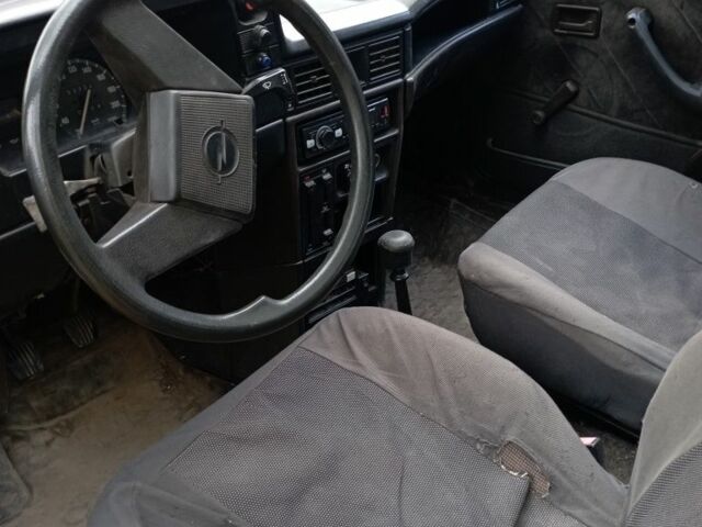 Красный Опель Кадет, объемом двигателя 1.3 л и пробегом 280 тыс. км за 750 $, фото 3 на Automoto.ua