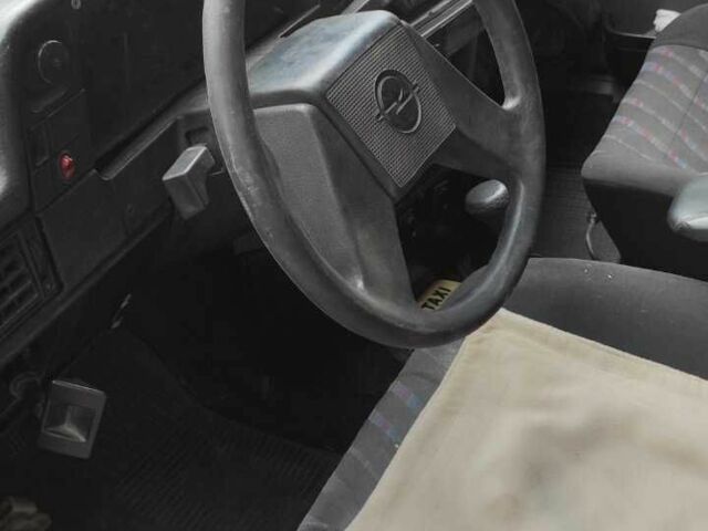 Красный Опель Кадет, объемом двигателя 1.3 л и пробегом 250 тыс. км за 888 $, фото 3 на Automoto.ua