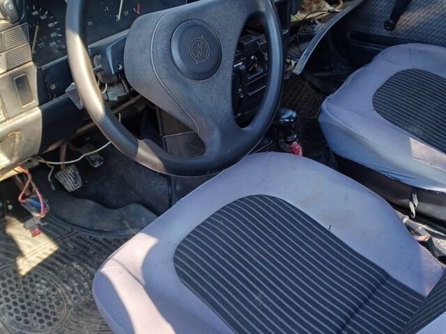 Красный Опель Кадет, объемом двигателя 1.4 л и пробегом 280 тыс. км за 300 $, фото 4 на Automoto.ua